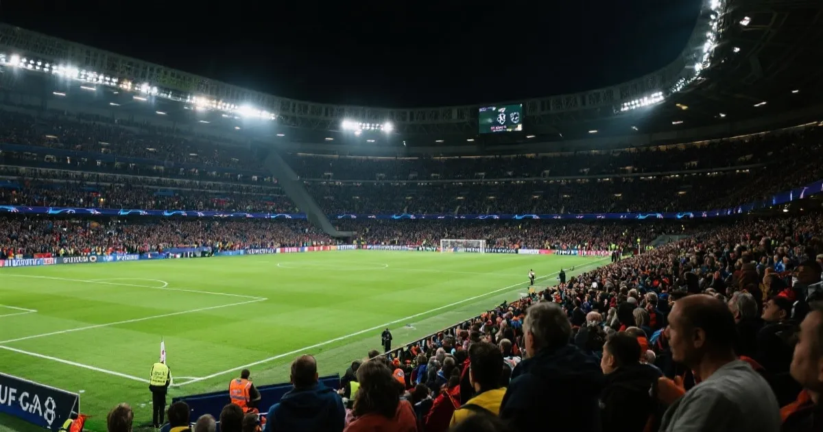 欧冠赛事夜场氛围图